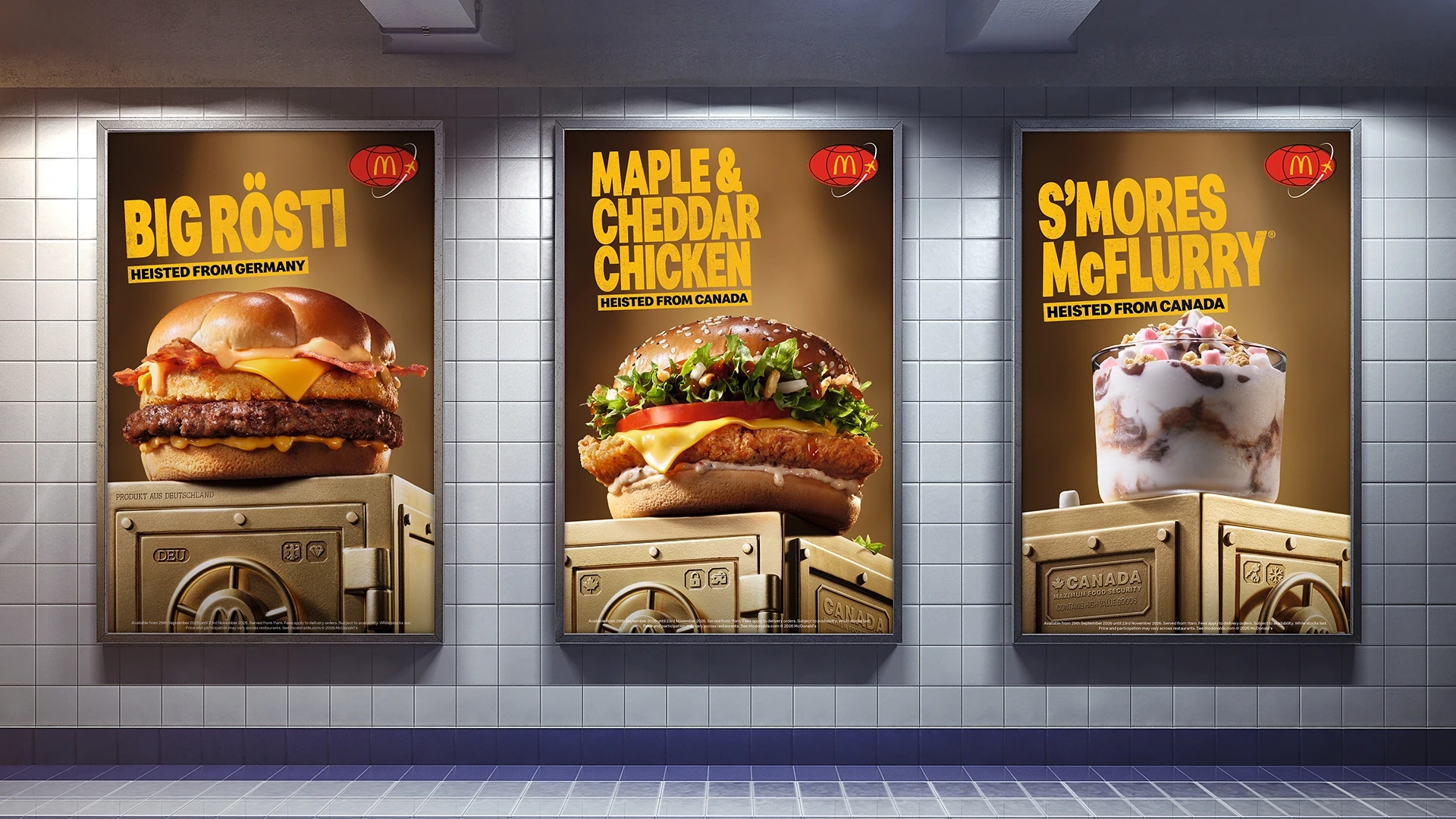 Tres carteles de McDonald’s World Menu Heist muestran productos internacionales sobre bóvedas doradas con estética de botín en un entorno de OOH.