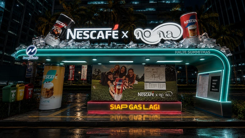 Parada de autobús en Yakarta intervenida por NESCAFÉ x no na con envases gigantes, branding luminoso y el mensaje Siap Gas Lagi.