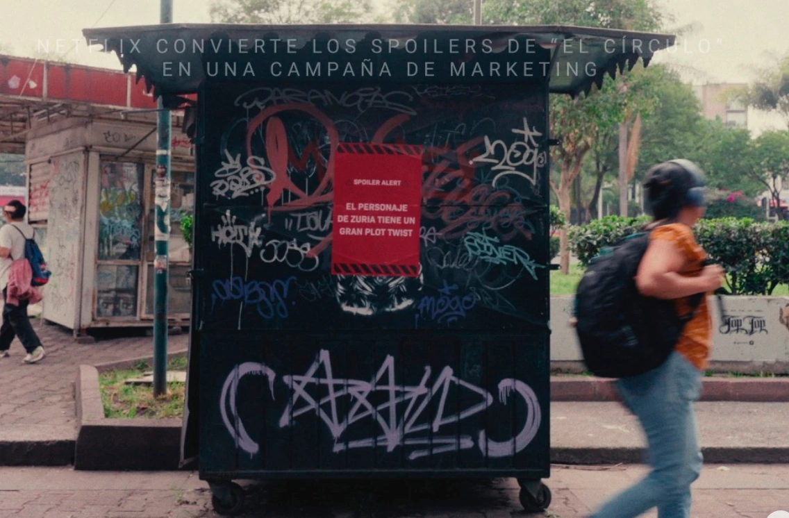 Pieza urbana de Netflix para El Círculo con el mensaje Spoiler Alert y la frase El personaje de Zuria tiene un gran plot twist.