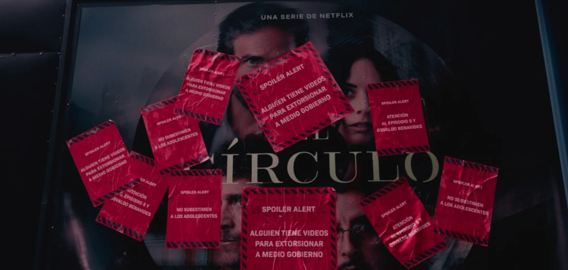 Poster de Netflix para El Círculo cubierto con múltiples tarjetas rojas de Spoiler Alert en Ciudad de México.