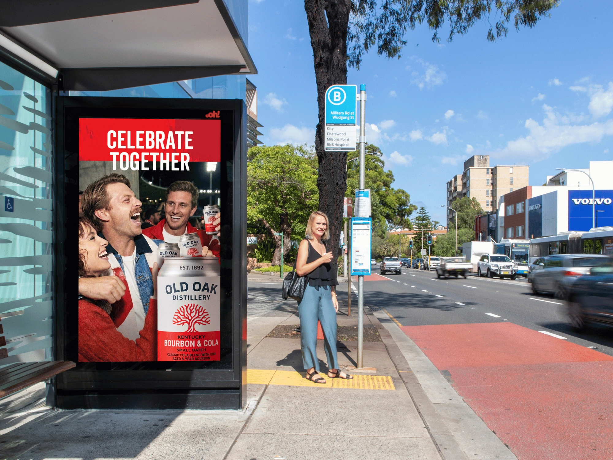Pantalla digital en una parada de autobús mostrando creatividad de Old Oak Distillery con el mensaje Celebrate Together dentro de una campaña programmatic DOOH.