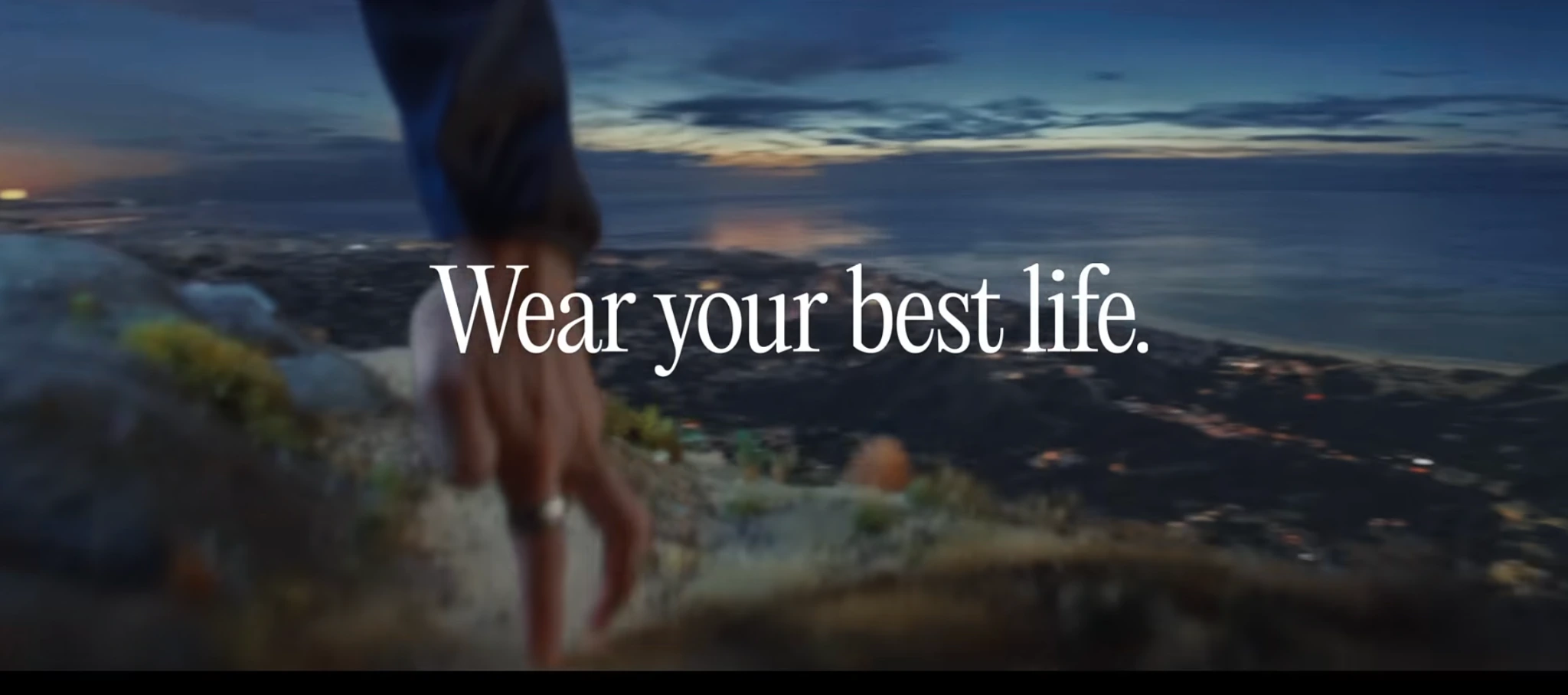 Frame final de la campaña de Oura con una mano usando el anillo y el mensaje Wear your best life sobre un paisaje al atardecer.
