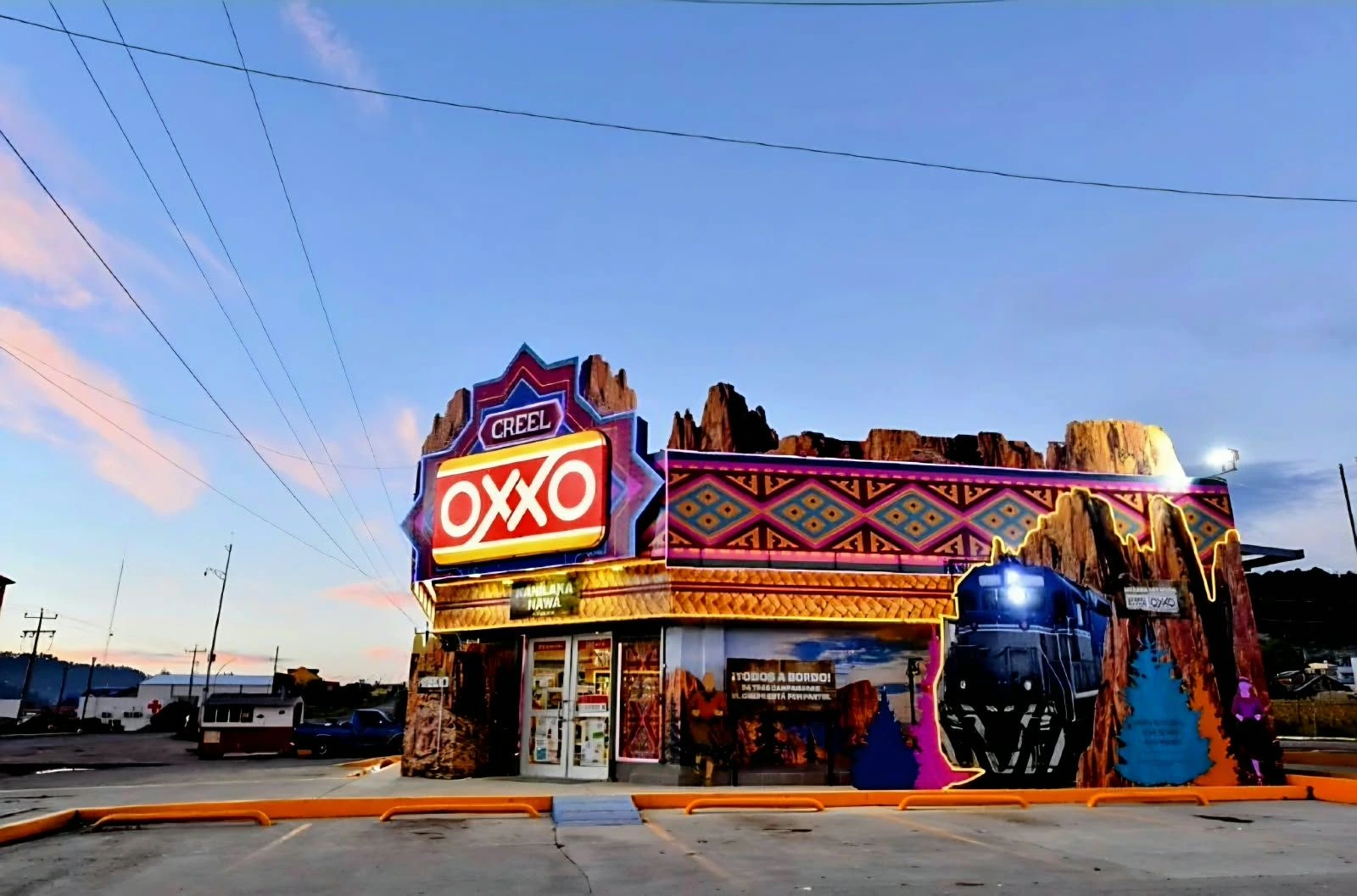 Tienda OXXO intervenida en Creel, Chihuahua, con elementos visuales inspirados en la Sierra Tarahumara y el paisaje de la región.