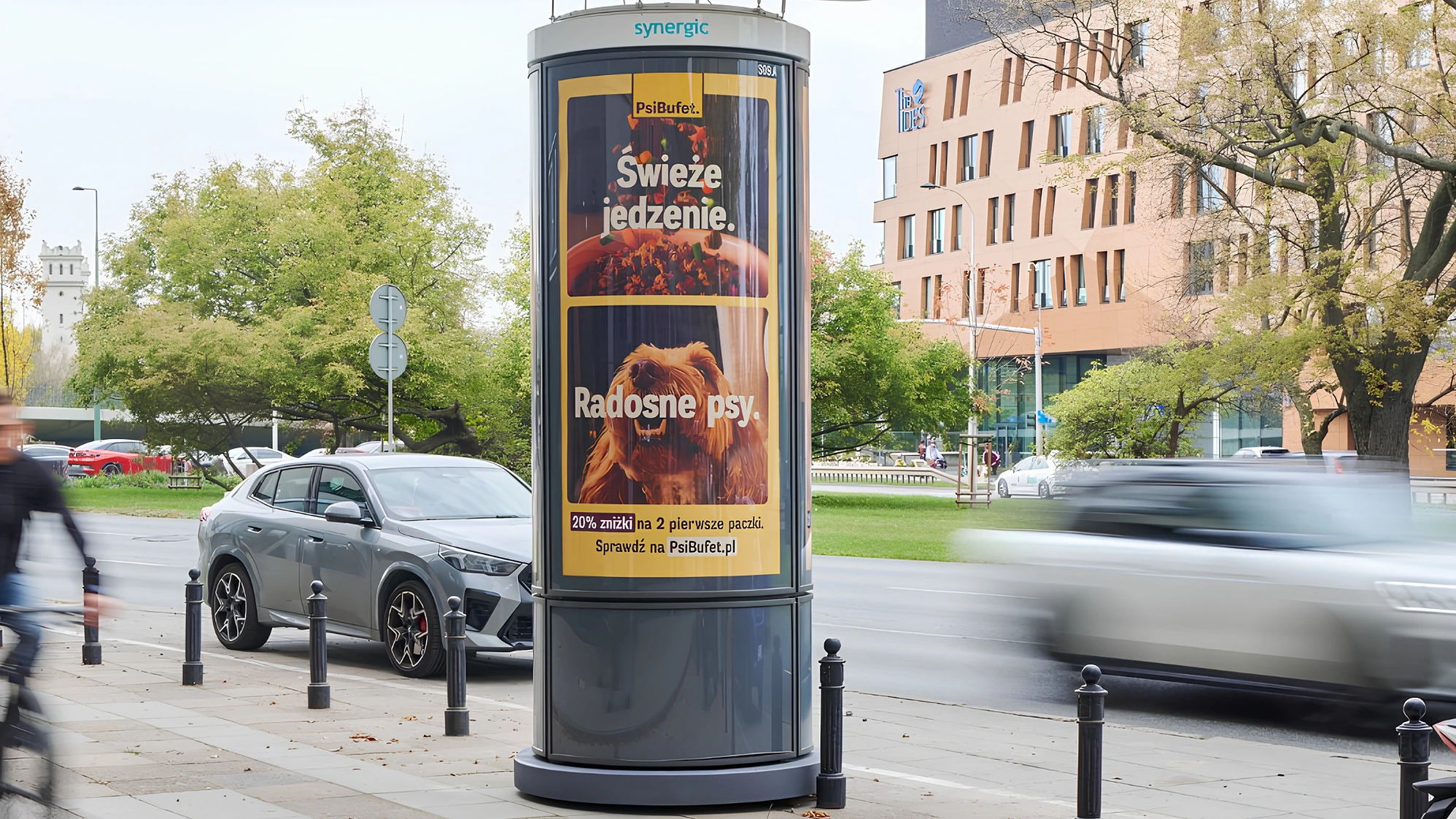Poste publicitario de PsiBufet en Polonia con imágenes de comida fresca y un perro feliz, acompañado por una oferta promocional.
