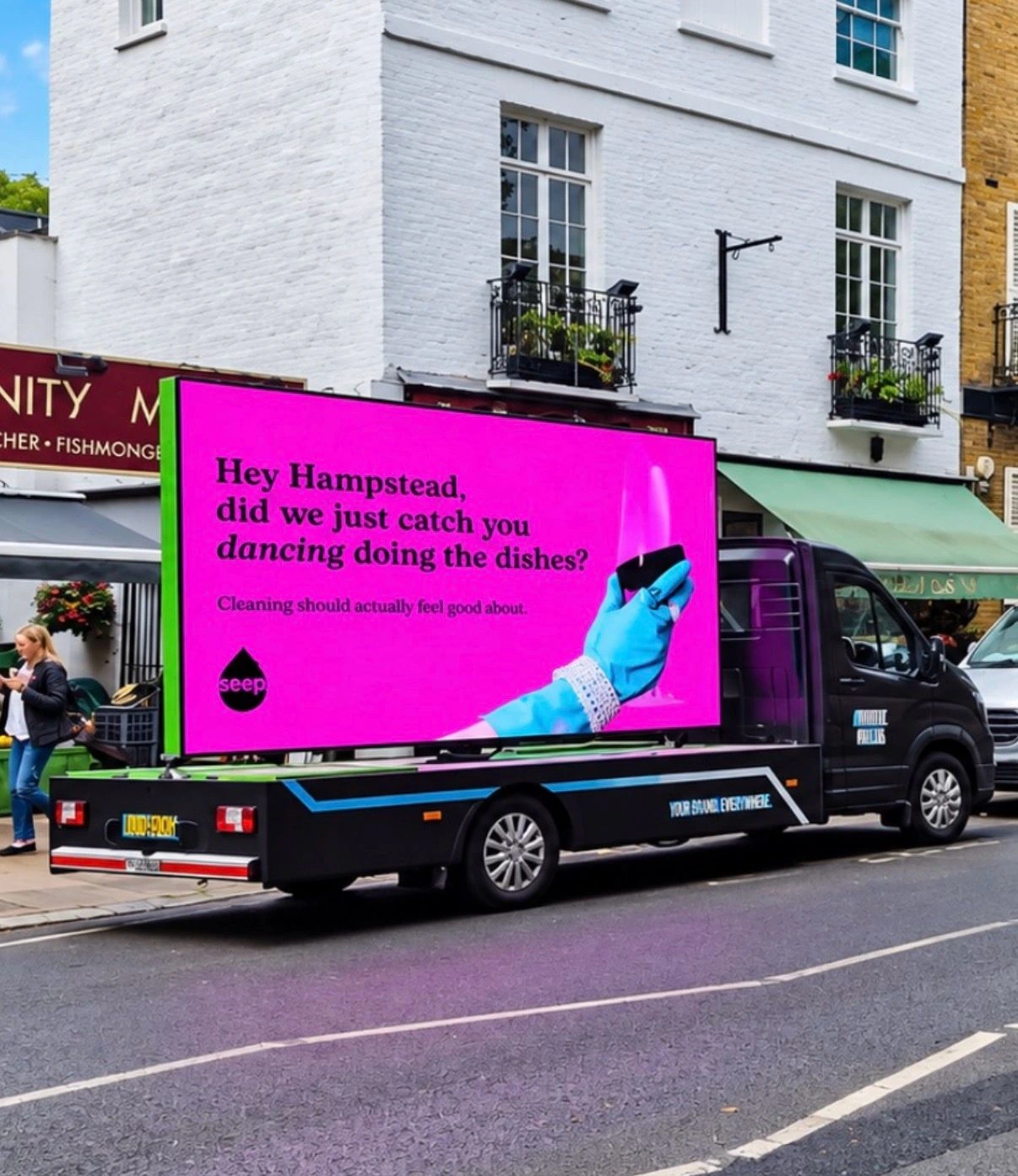 Seep convierte la limpieza en algo más divertido con billboards móviles en Londres