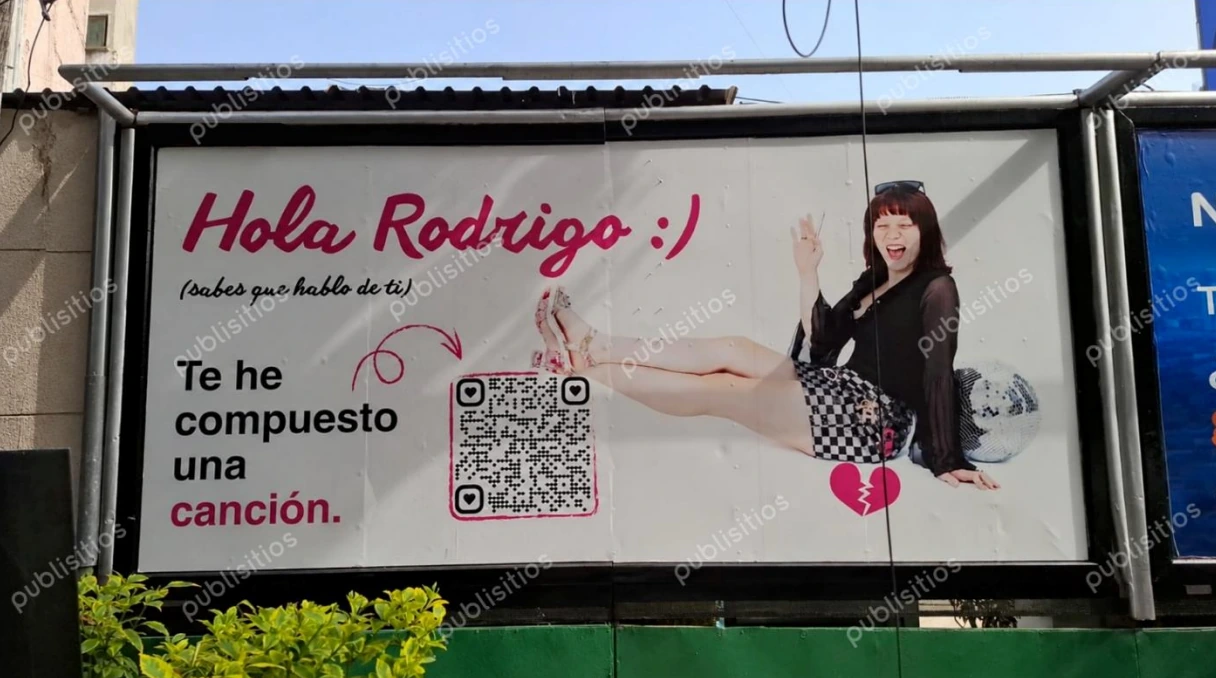 Valla fija de la campaña Hola Rodrigo de Space Bunny Ninja con el mensaje Te he compuesto una canción y un código QR.
