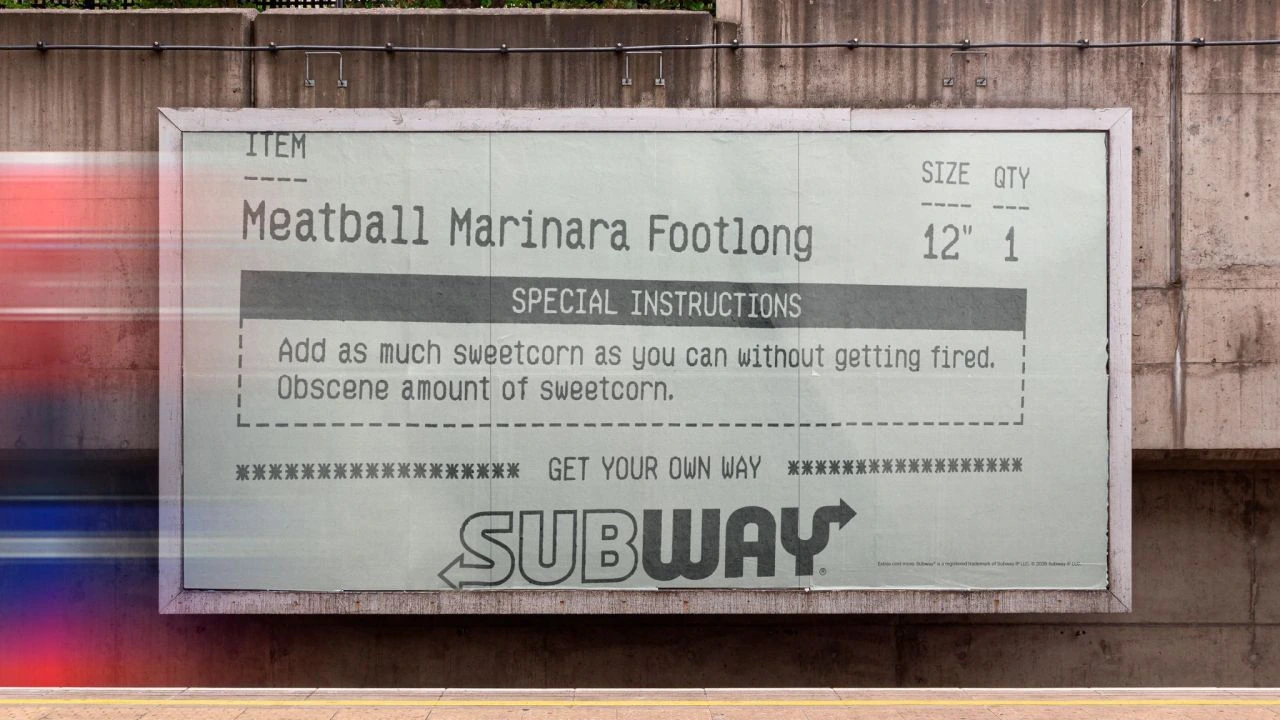 Billboard de Subway con formato de recibo para un Meatball Marinara Footlong y una instrucción que pide una cantidad excesiva de sweetcorn.
