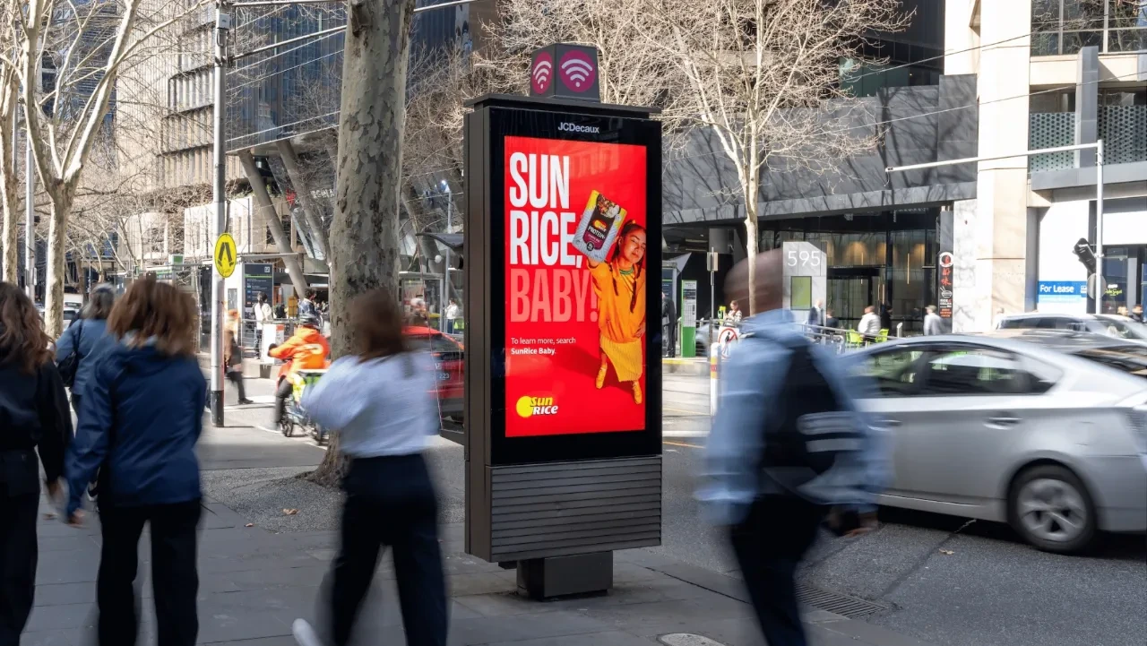 Pantalla de mobiliario urbano digital en Australia con campaña SunRice Protein Rice Baby y producto Microwave Protein+.