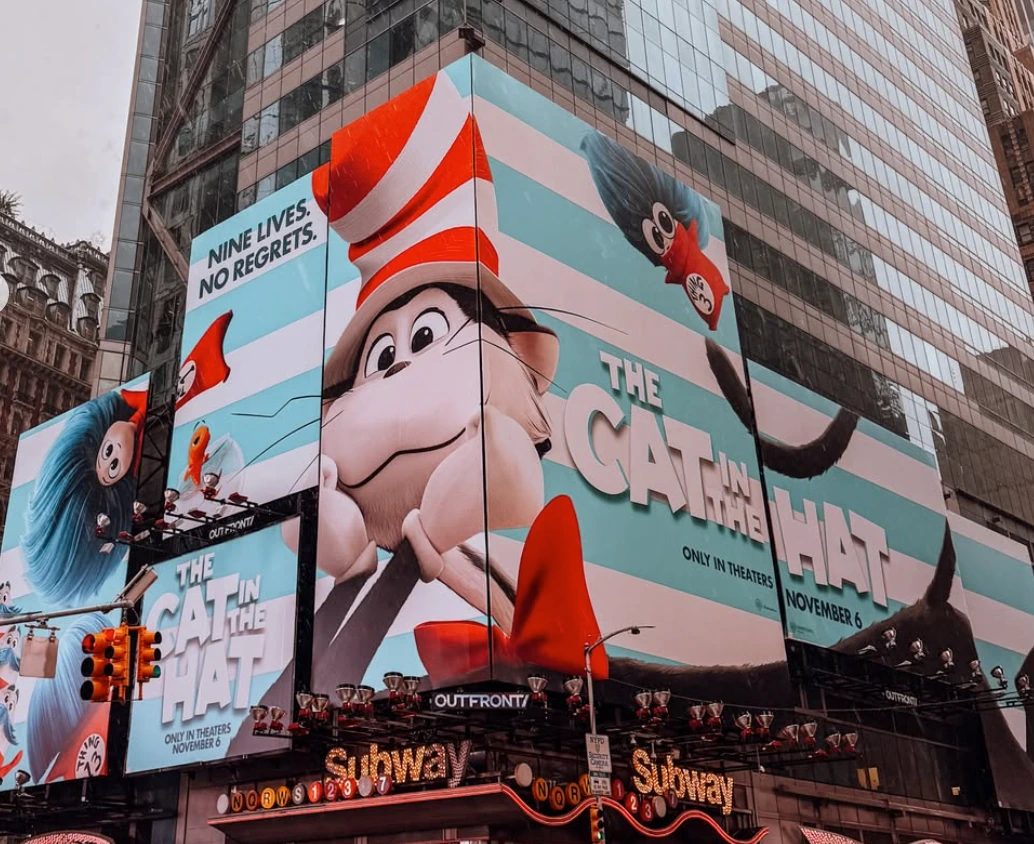 Campaña de The Cat in the Hat Movie en un gran billboard de esquina en Times Square con personajes gigantes y fecha de estreno.