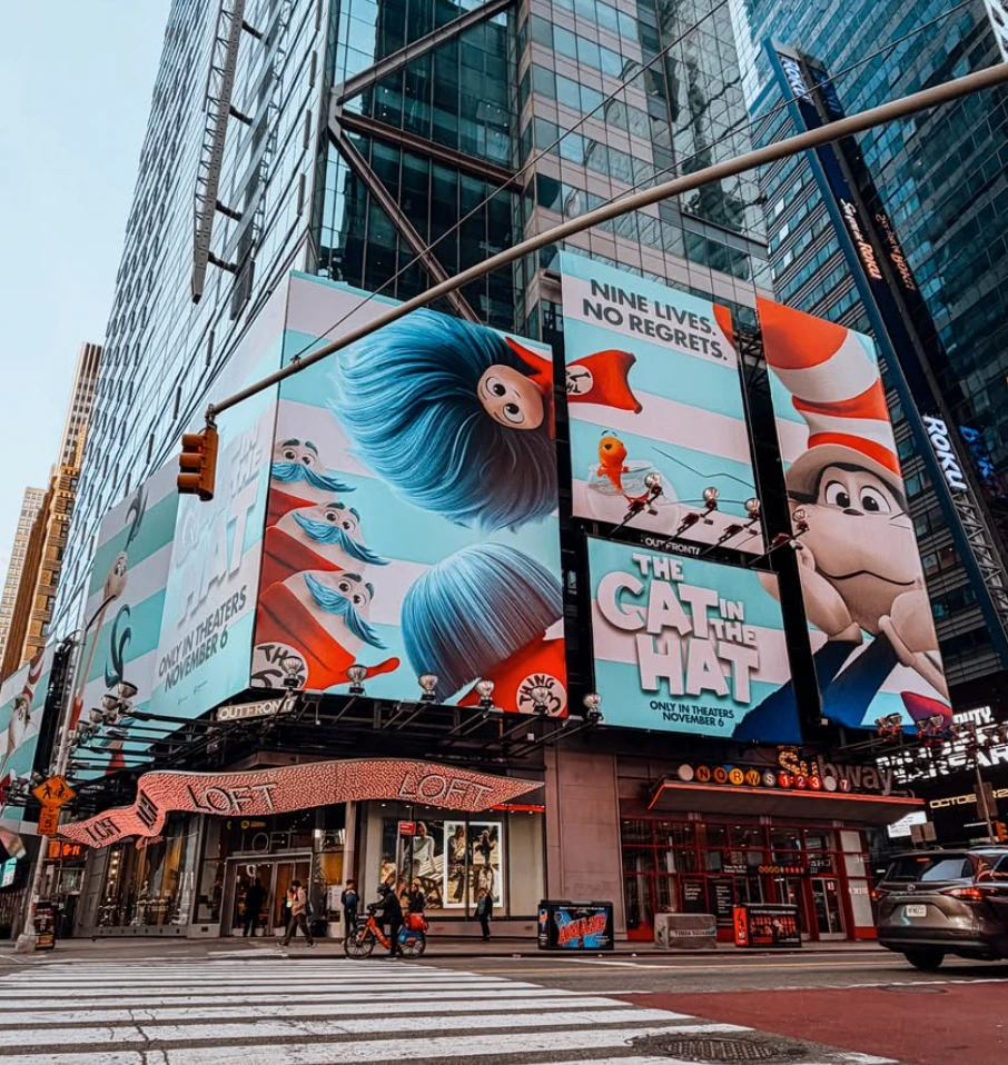 Campaña OOH de The Cat in the Hat Movie en Times Square con múltiples pantallas y personajes animados a gran escala.