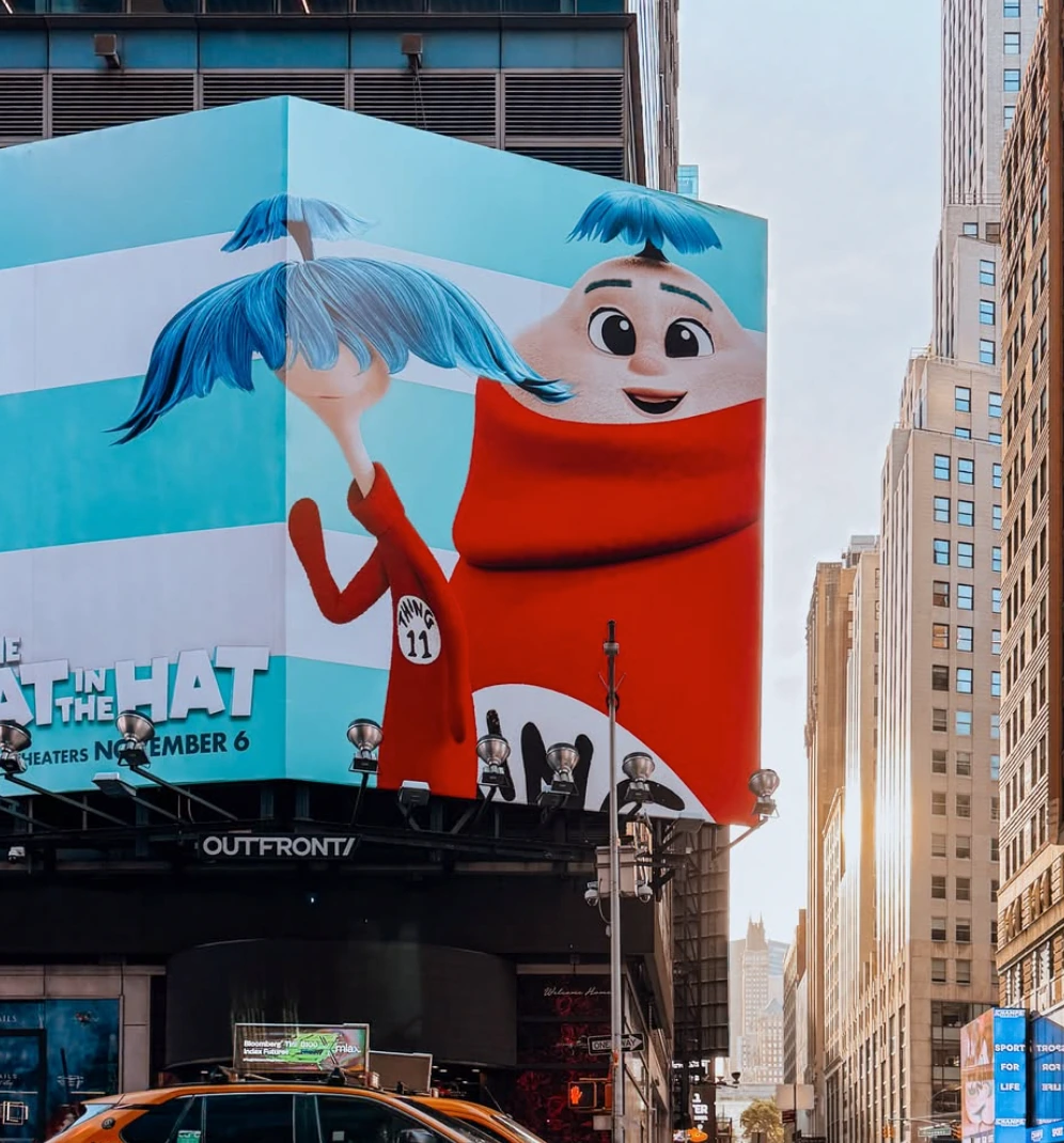 Billboard de esquina en Times Square con Thing 11 de The Cat in the Hat Movie en gran formato.