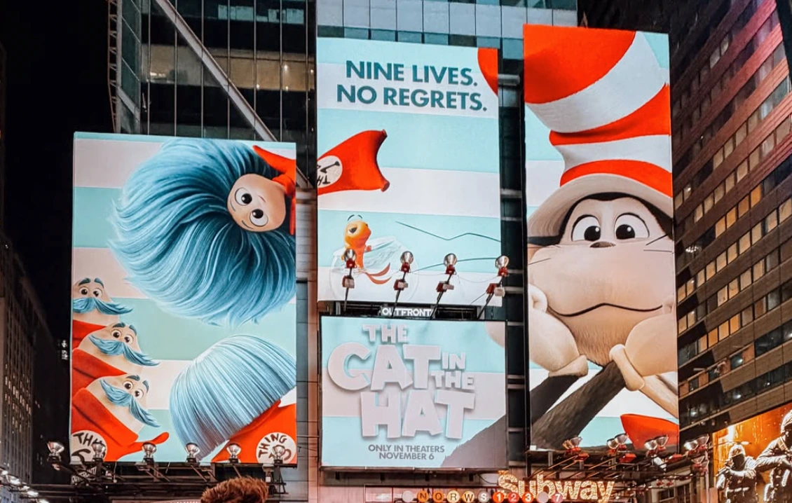 Pantallas verticales de Times Square con The Cat in the Hat Movie y el mensaje Nine Lives. No Regrets.