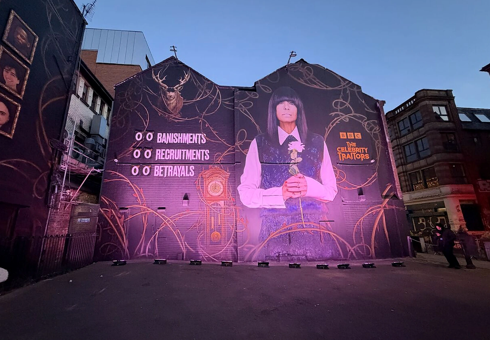 Mural de The Celebrity Traitors en Manchester con los retratos completos del elenco y una instalación RIP VIP en la parte inferior.