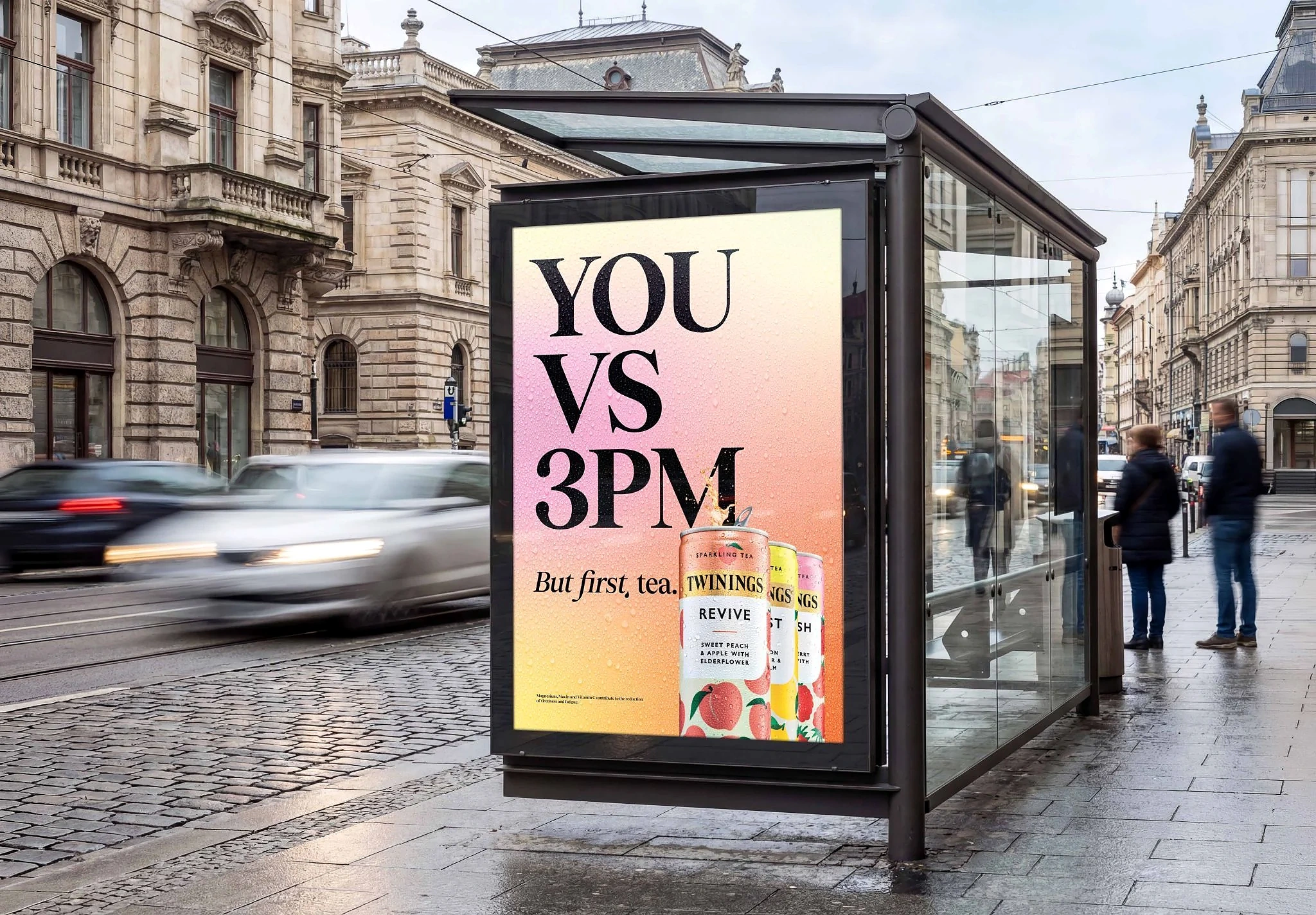 Paradero publicitario de Twinings con el mensaje You vs 3PM y latas de sparkling tea de la campaña But First, Tea.