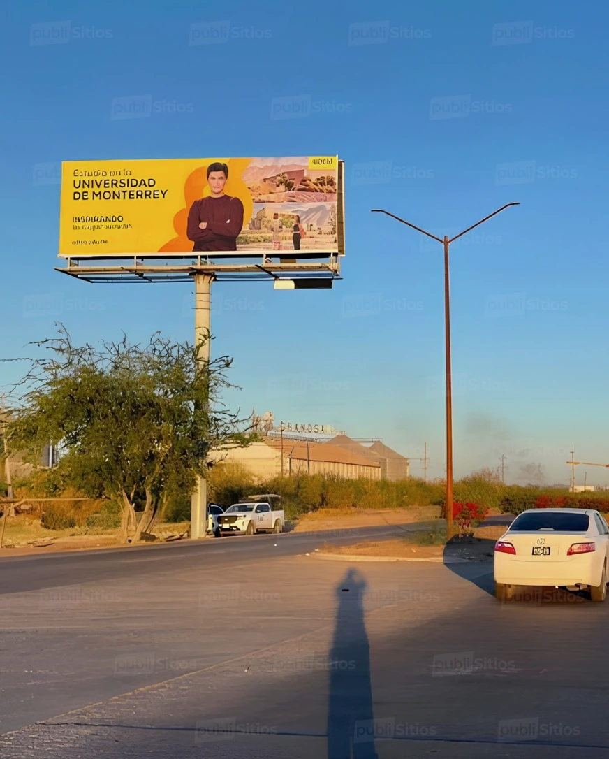 Vista del espectacular de UDEM en Ciudad Obregón con mensaje de admisiones y branding de la Universidad de Monterrey.
