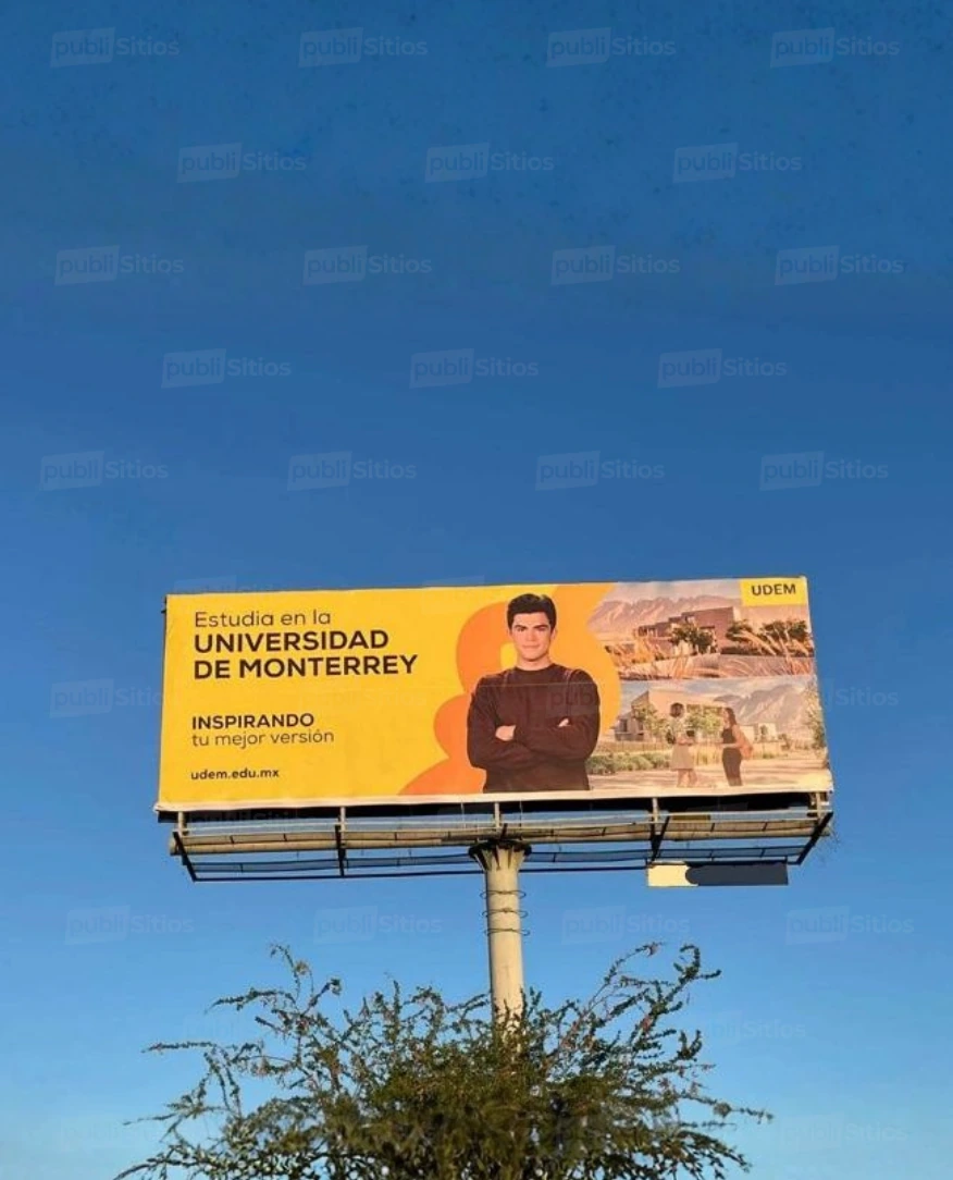 Acercamiento al espectacular de UDEM en Ciudad Obregón con el mensaje Estudia en la Universidad de Monterrey e Inspirando tu mejor versión.