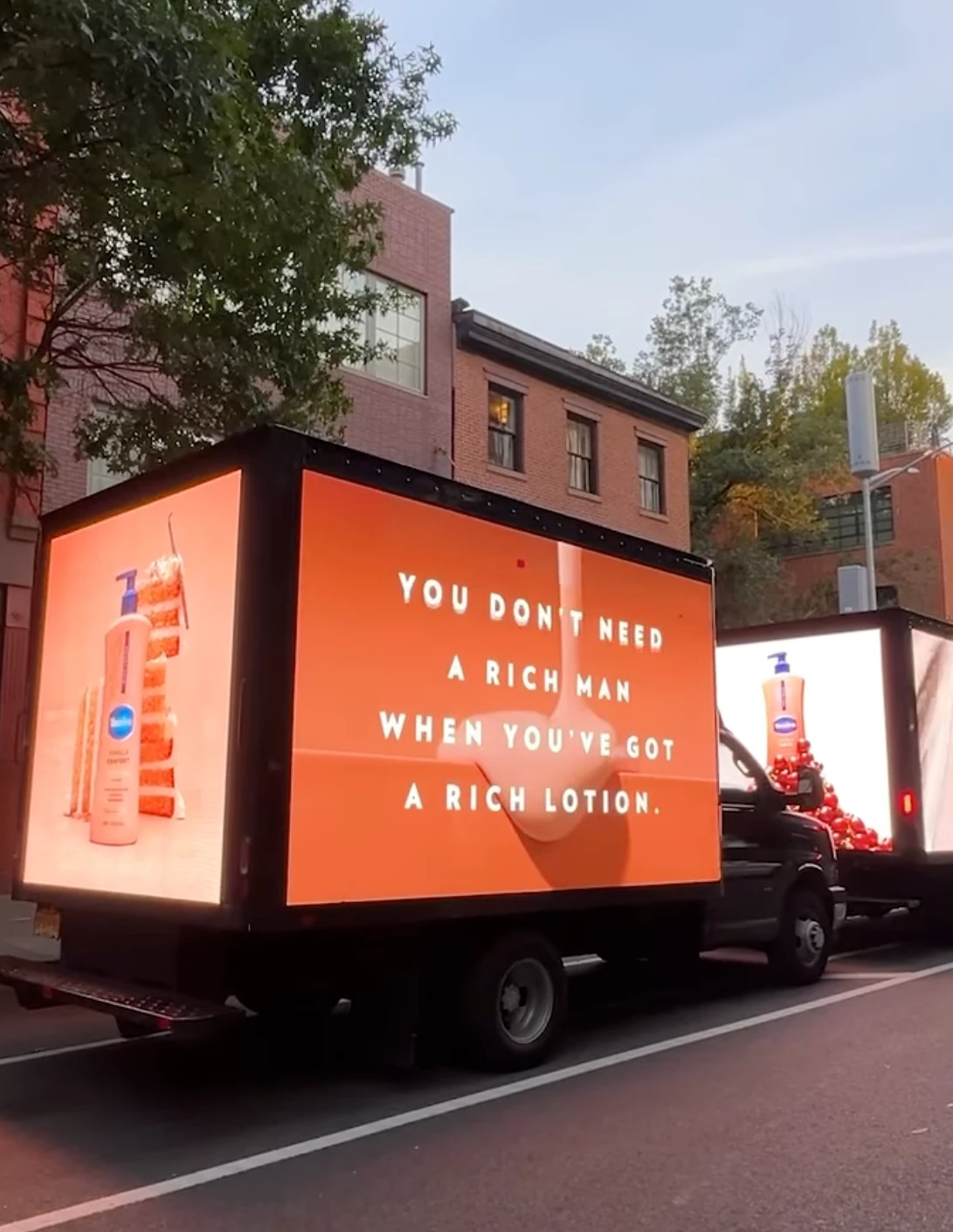 Camión de publicidad digital móvil de Vaseline en Nueva York mostrando productos corporales y un mensaje creativo en pantallas de gran formato.
