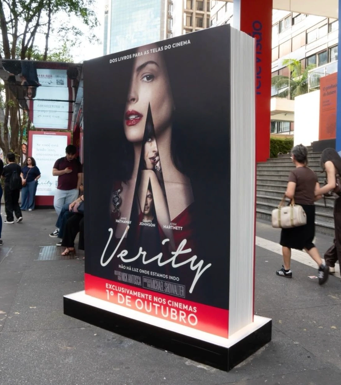 Verity convierte un libro gigante en una instalación OOH