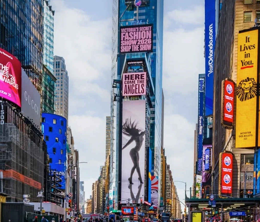 Silueta de modelo en anuncio vertical de Victoria’s Secret en One Times Square.