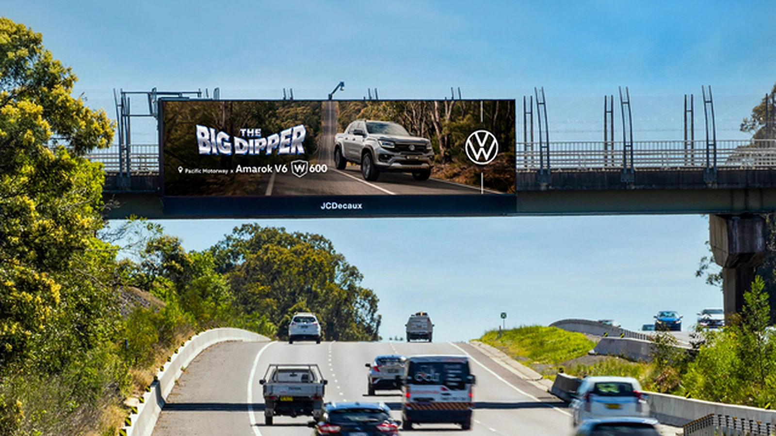Billboard de Volkswagen Amarok V6 W600 sobre Pacific Motorway en Australia con la identidad The Big Dipper de la campaña Walkinshaw World.